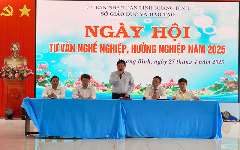 TRUNG TÂM DVVL QUẢNG BÌNH ĐỒNG HÀNH CÙNG NGÀY HỘI TƯ VẤN, HƯỚNG NGHIỆP NĂM 2025 TẠI THỊ XÃ BA ĐỒN