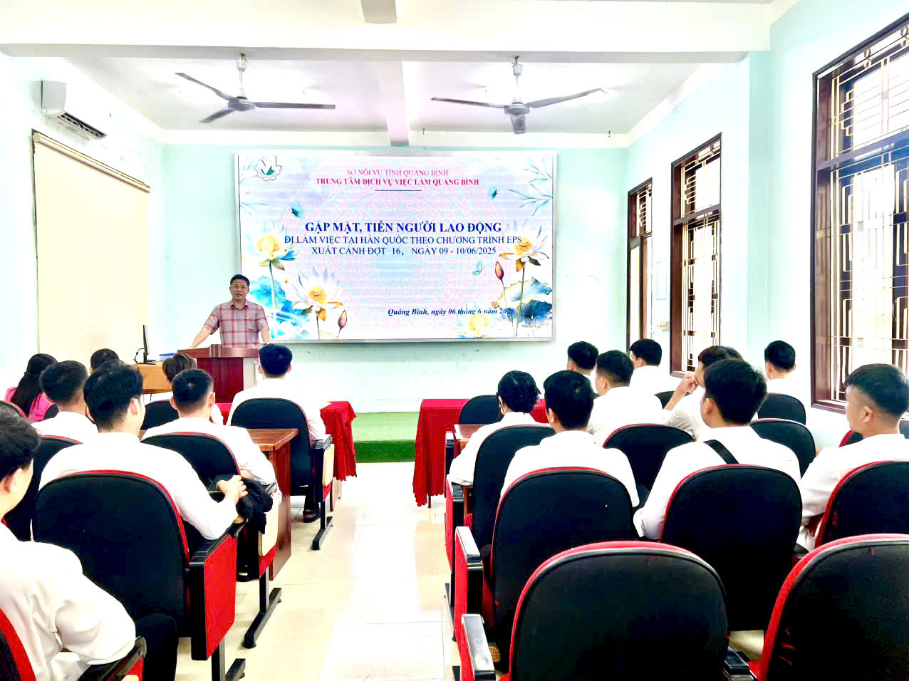 TRUNG TÂM DỊCH VỤ VIỆC LÀM QUẢNG BÌNH TỔ CHỨC BUỔI GẶP MẶT VÀ TIỄN NGƯỜI LAO ĐỘNG ĐI HÀN QUỐC THEO CHƯƠNG TRÌNH EPS